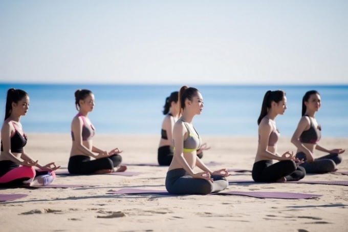 Tập luyện yoga trên bãi biển nhiệt đới xanh mát và trong lành