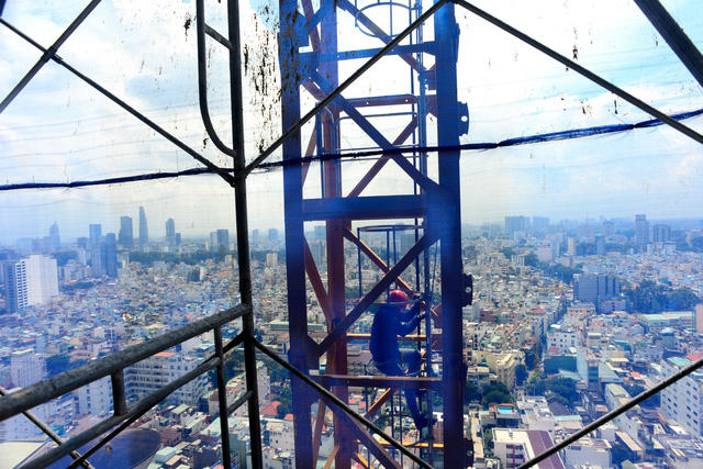 Những người làm nghề lái cẩu tháp quanh nắm suốt tháng làm việc giữa lưng chừng trời. Võ Văn Lợi (25 tuổi, quê An Giang) là một trong những người lái cẩu tháp tại công trường xây dựng ở TPHCM.