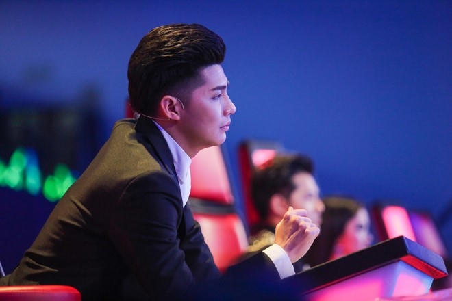 HLV Noo Phước Thịnh đã rơi nước mắt trước phần biểu diễn của học trò.