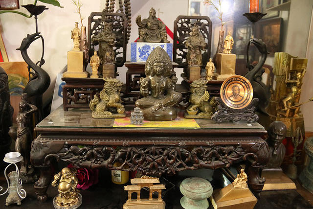 Tất cả tượng hiện có trong căn nhà nhỏ của ông được sắp xếp theo thứ tự. Chiếc sập gỗ xếp kín các bức tượng chân dung lãnh tụ, đồ thờ cúng, linh vật, tượng Phật...