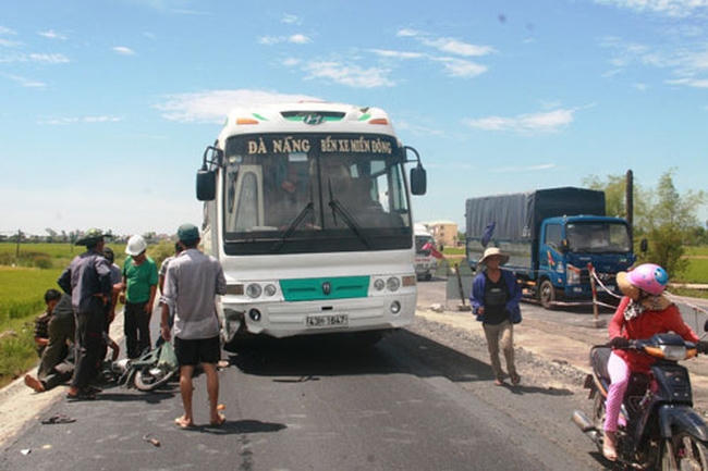 Một vụ tai nạn giao thông trên Quốc lộ 1 đoạn qua huyện Thăng Bình, tỉnh Quảng Nam. (Ảnh: Quang Vinh / Người Lao Động).