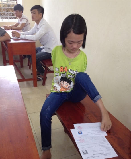 Nữ sinh Lê Thị Thắm tại địa điểm làm thủ tục dự thi sáng hôm nay. (Ảnh: M.Hải)