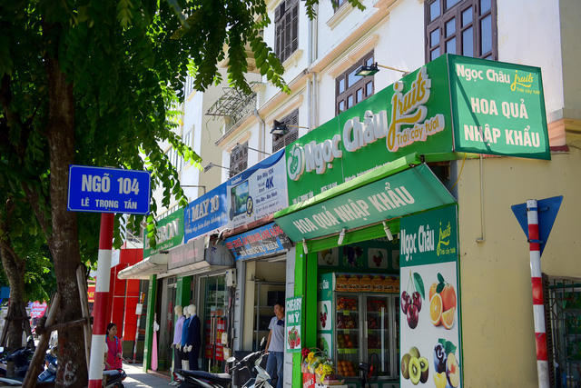 Phố Lê Trọng Tấn được đánh giá là đường đẹp, có hàng cây thoáng mát, vỉa hè thông thoáng, không hàng rong. Biển hiệu "tiêu chuẩn" có cùng một diện tích, kích cỡ, sơn hai màu xanh và đỏ, chữ trắng. Tuy nhiên sau 2 năm, nhiều biển hiệu "đồng phục" không còn, thay vào đó là các biển hiệu do chủ cửa hàng tự làm.