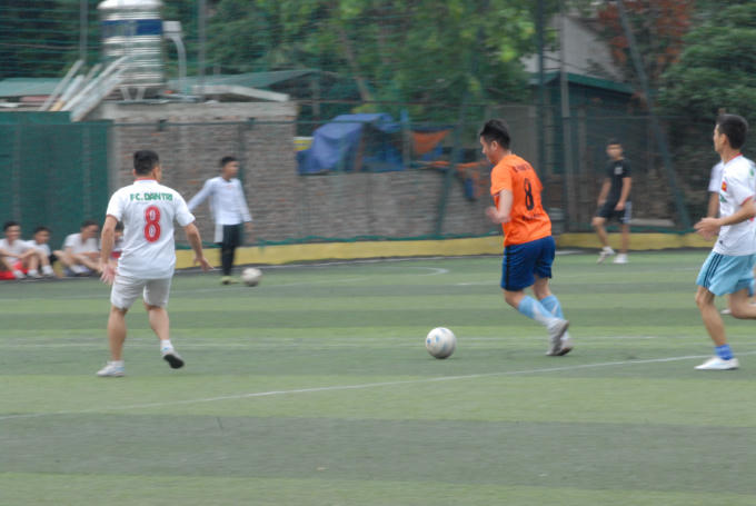 Pha đi bóng giữa FC Phóng viên và FC Dân trí.
