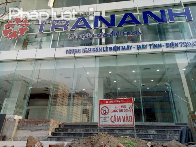 Biển khu vực đang thi công cấm vào nhưng Trần Anh vẫn cho khai trương bình thường.