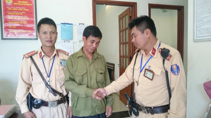 CSGT kịp thời ngăn chặn người phụ nữ có ý định nhảy cầu Chương Dương tự vẫn.