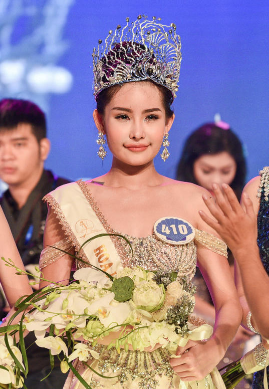 Trao đổi với Lao Động, ông Lê Minh Tuấn - Phó Cục trưởng Cục Nghệ thuật biểu diễn - cho biết, sau khi tiếp nhận thông tin Hoa hậu Đại dương 2017 Lê Âu Ngân Anh phẫu thuật thẩm mỹ, Cục đã yêu cầu ban tổ chức cuộc thi báo cáo lại vấn đề này. “Chúng tôi đã yêu cầu phía bên tổ chức cuộc thi Hoa hậu Đại dương báo cáo lại về vấn đề và kèm theo các tài liệu liên quan. Chúng tôi sẽ thông tin rõ ràng tới báo chí khi có kết luận chính thức” – đại diện Cục NTBD cho biết.