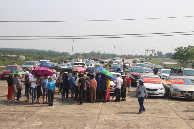 Người dân huyện Nghi Xuân (Hà Tĩnh) đồng loạt ký đơn kiến nghị trình lên Chính phủ về việc trạm thu phí "đặt nhầm chỗ".