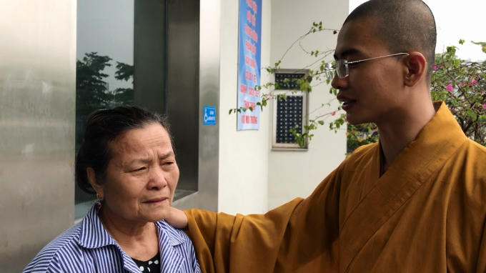 Người bệnh tiểu đường xúc động khi nhận “bát cháo yêu thương” từ sư thầy.