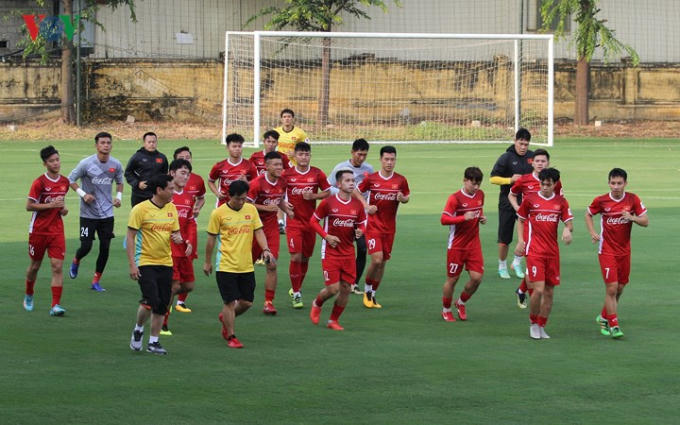 Sau chuyến tập huấn Hàn Quốc, ĐT Việt Nam đã chia tay Trần Minh Vương, Nguyễn Hoàng Quốc Chí, Đinh Viết Tú, Phạm Văn Thành và Phạm Văn Cường. Sắp tới HLV Park Hang Seo sẽ phải loại 2 cầu thủ nữa để chốt danh sách dự AFF Cup 2018.
