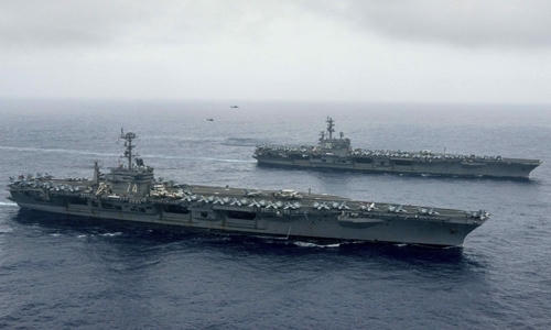 Tàu sân bay John C. Stennis và Ronald Reagan hoạt động cùng nhau tại biển Philippines ngày 18/6. (Ảnh: Reuters)