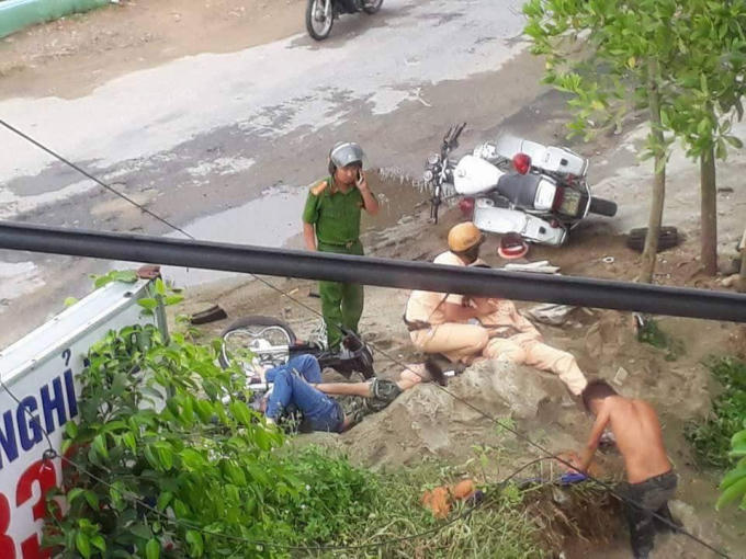 Hiện trường vụ tai nạn khiến 1 chiến sĩ CSGT và một thanh niên bị thương. (Ảnh: nguồn otofun)