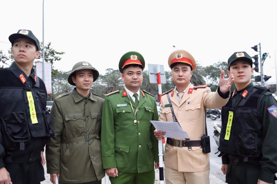 Lực lượng CSGT, CSCĐ và Công an cơ sở triển khai phương án tại Lê Quang Đạo - Đại lộ Thăng Long.