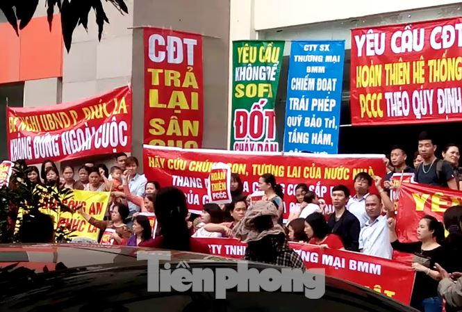 Cư dân phản đối chủ đầu tư không bảo trì tòa nhà.