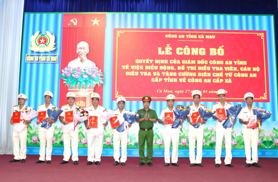 Đại tá Châu Quốc Huy trao Quyết định điều động, bố trí cán bộ cho các cá nhân.