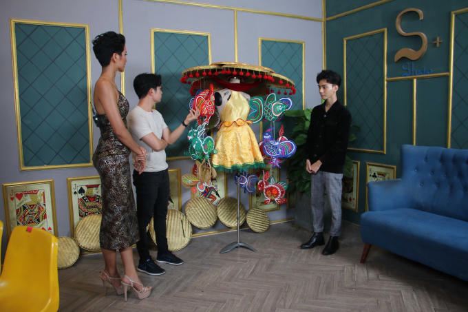 Ngỡ ng&agrave;ng khi Hoa hậu H'hen Ni&ecirc; diện trang phục c&oacute; cả rổ b&aacute;nh m&igrave;