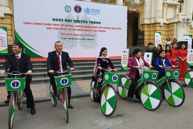 Bộ trưởng Bộ Y tế đạp xe hưởng ứng ngày hội truyền thông tăng cường nhận thức về phòng chống bệnh không lây nhiễm. Ảnh: BYT