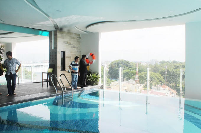 Khách hàng tham quan các tiện ích thực tế tại Orchard Garden.