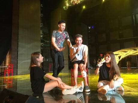 Dù đau đớn nhưng Đàm Vĩnh Hưng vẫn hát rất sung dù đã bước sang ngày mới.