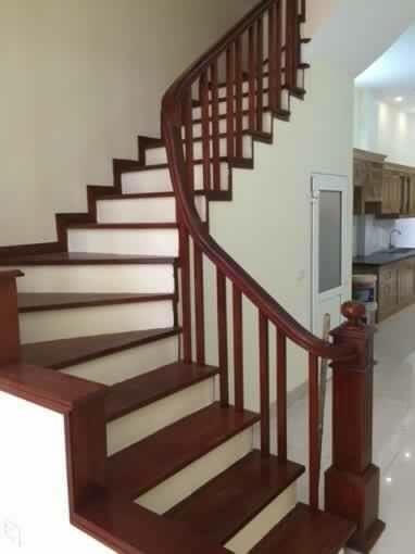  Lan can, cầu thang bằng gỗ Lim.