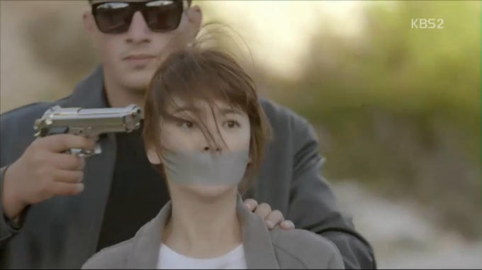 Hậu duệ mặt trời tập 11: Song Hye Kyo bị bắt cóc, Song Joong Ki một mình giải cứu bạn gái