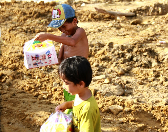 Nụ cười rực trên môi.