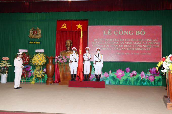 Lãnh đạo Phòng An ninh mạng và phòng, chống tội phạm sử dụng công nghệ cao Công an tỉnh Đồng Nai chuẩn bị thực hiện nghi thức tuyên thệ.