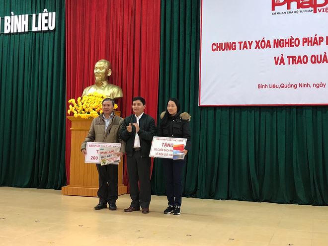 Phó tổng biên tập Trần Đức Vinh thay mặt Ban Biên tập Báo trao tặng 1 năm đọc báo PLVN và 100 cuốn sách tuyên truyền pháp luật cho UBND huyện Bình Liêu.