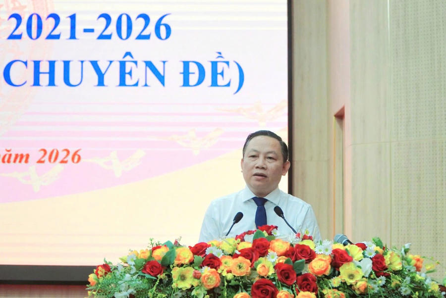 Ông Lê Hữu Toàn, Giám đốc Sở Nông nghiệp và Môi trường tỉnh An Giang trình bày tại kỳ họp