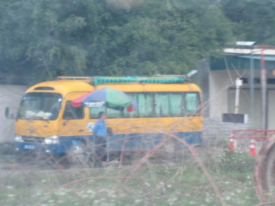 Cán bộ Thanh tra Giao thông của Trạm KTTTXLĐ chắp tay đứng nhìn những đoàn xe có dấu hiệu quá tải này nối đuôi nhau chạy qua.