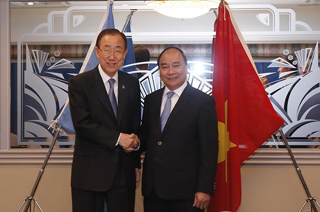 Thủ tướng Nguyễn Xuân Phúc chụp hình lưu niệm với Tổng Thư ký LHQ Ban Ki Moon (Ảnh: VGP).