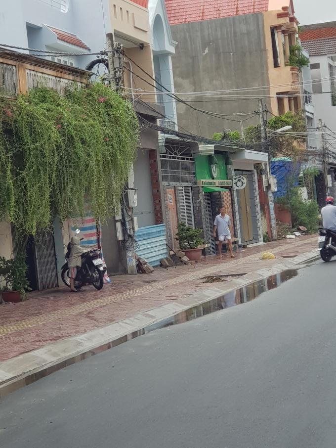 Hiện nay, con đường mới được bàn giao và đi vào nghiệm thu, nhưng sau trận mưa bão số 9 vừa qua (ngày 25/11), con đường lộ ra nhiều bất cập gây nguy hiểm cho người dân lưu thông.