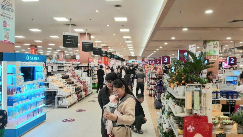 Kỳ nghỉ lễ tại các trung tâm thương mại thu hút người dân đến vui chơi, mua sắm.