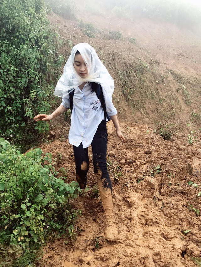 Hình ảnh Hoa hậu Việt Nam 2016 trùm áo mưa lội bùn trong những ngày mưa bão để hoàn thành dự án nhân ái ở Yên Bái từng khiến nhiều người cảm động.