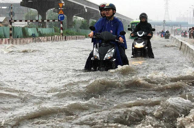 Khu vui chơi cho trẻ nhỏ dù còn thiếu thốn, nhưng trường Ngôi sao Hà Nội vẫn dành khoảng hơn 1/3 diện tích sân trường làm 2 sân tennis và một nhà sàn (được cho là sử dụng sai mục đích). (Ảnh: Quang Phong)