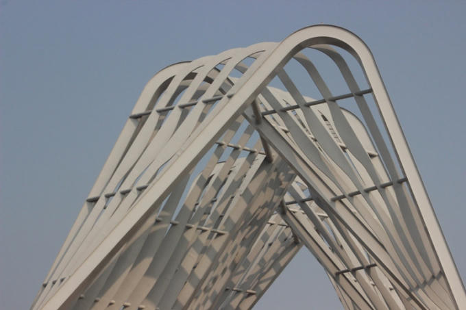 Phần mái uốn lượn độc lạ của cổng chào.