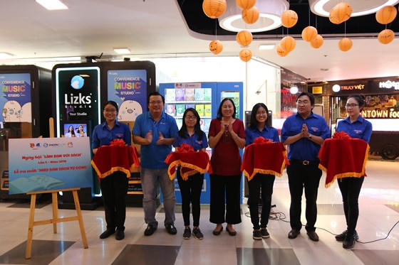 Ông Nguyễn Tuấn Quỳnh và ông Trần Đỗ Nam Long cùng lãnh đạo Sense Market cắt băng khánh thành khai trương máy bán sách tự động.