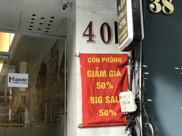 Theo chia sẻ của một nhân viên khách sạn trên đường Lò Sũ (Hà Nội), đây là lần đầu tiên trong lịch sử giá phòng VIP giảm tới 50 - 70%