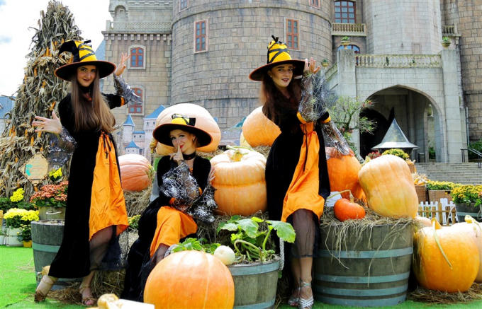 Hơn 10 tấn bí, ngô và táo đã được sử dụng để trang trí tiểu cảnh cho lễ hội Halloween.