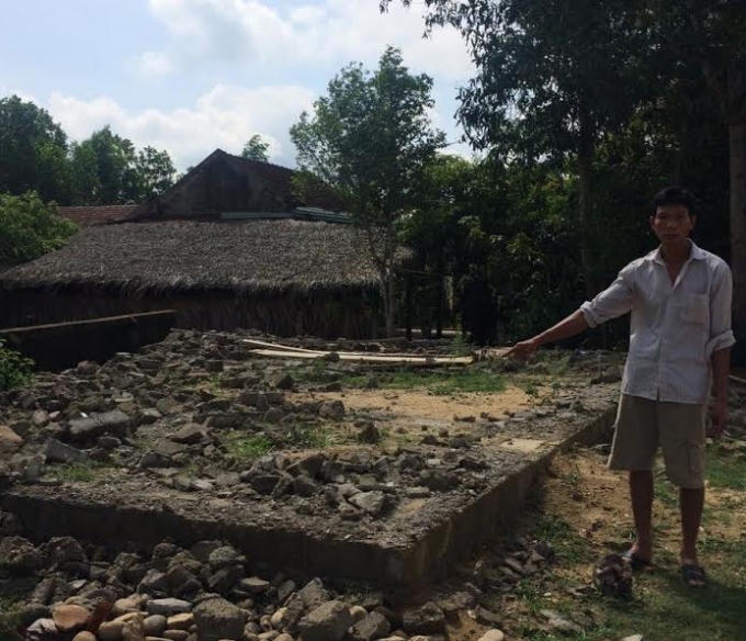 Anh Dũng bên mảnh đất của gia đình chưa được cấp sổ đỏ.