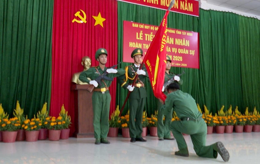 Chiến sĩ hoàn thành nghĩa vụ quân sự thực hiện nghi lễ tuyên thệ, hôn Quân kỳ Quyết thắng trước khi xuất ngũ tại buổi Lễ.