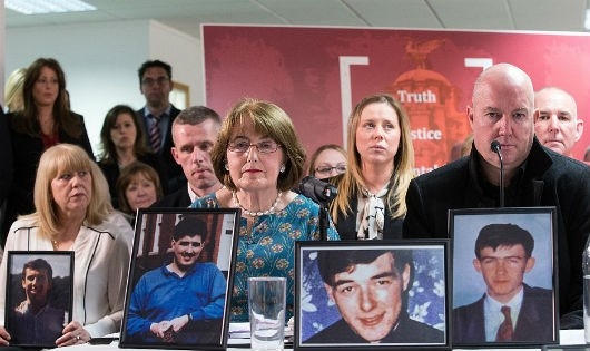 Gia đình các nạn nhân bên di ảnh đón nhận phán quyết của bồi thẩm đoàn về vụ Hillsborough.
