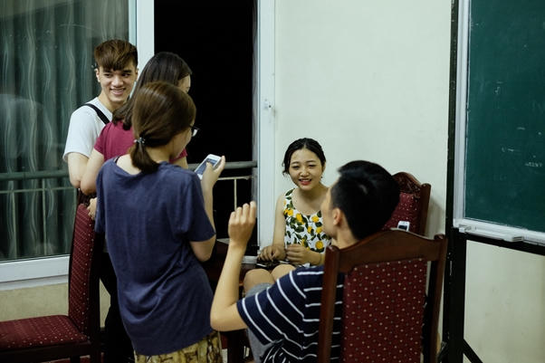 Các thành viên đội hát hăng say tập luyện những ca khúc mới gửi tặng các sinh viên khóa cuối.