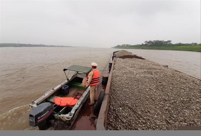 Kiểm tra, xử lý tàu khai thác cát xuất hiện trên sông Hồng địa bàn Phúc Thọ.