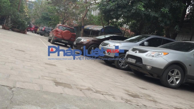 Hàng chục ô tô đang gửi tại sân chơi cây xanh này. (Ảnh Thanh Thắng)