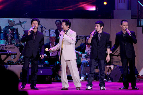 Chế Linh và các con.