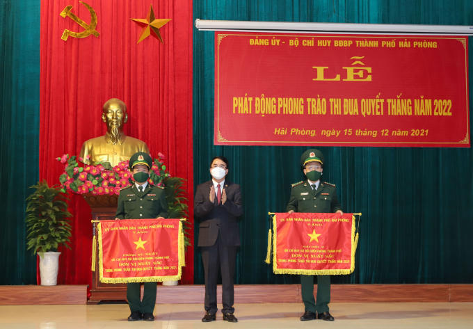 Phó chủ tịch UBND TP Hải Phòng đã tặng cờ thi đua cho 02 tập thể thuộc BĐBP TP Hải Phòng.