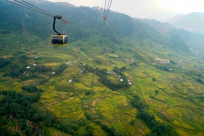 Du khách sẽ không khỏi ngỡ ngàng trước khung cảnh các  cung  ruộng bậc thang uốn lượn như dải lụa, những căn nhà xinh xắn, thơ mộng được cảm nhận ở nhiều góc độ, nhiều đường nét và nhiều dáng vẻ.