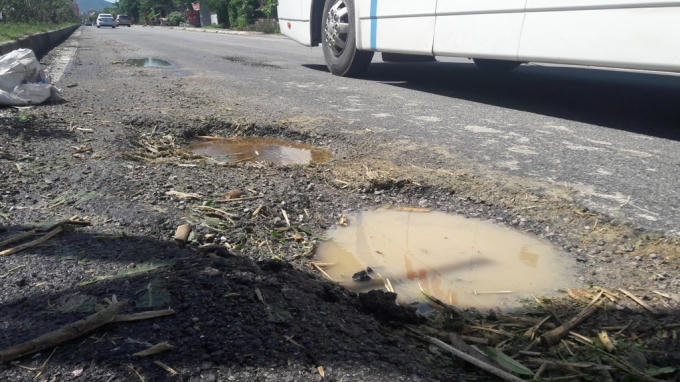 Sau khi được thảm lại mặt đường quốc lộ 1A bỗng "lở loét" và trở nên vô cùng thê thảm.