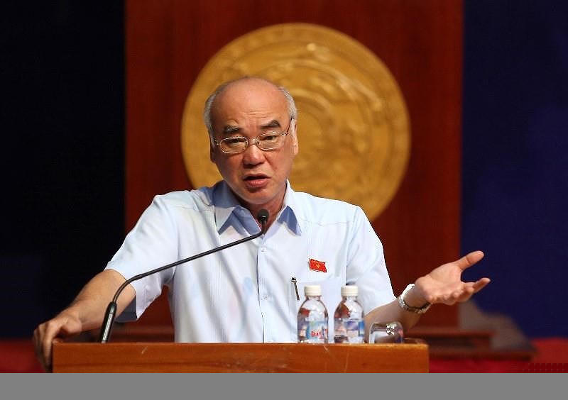 Ông Phan Nguyễn Như Khuê trả lời cử tri quận 2. Ảnh: HOÀNG GIANG.